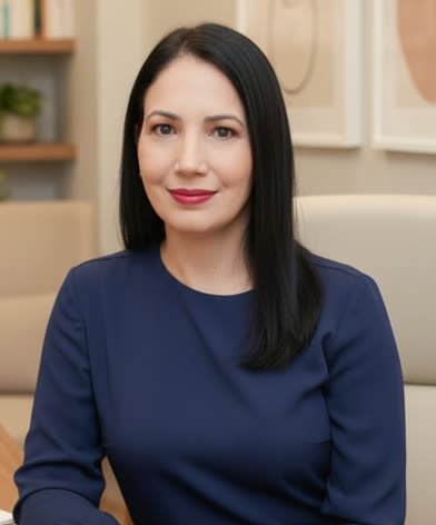 Retrato de Leila Coutinho Saraiva sentada em seu consultório